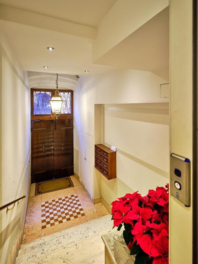 Apartmentsarena - Residenza Degli Scaligeri - Piazza Erbe Verona Luaran gambar