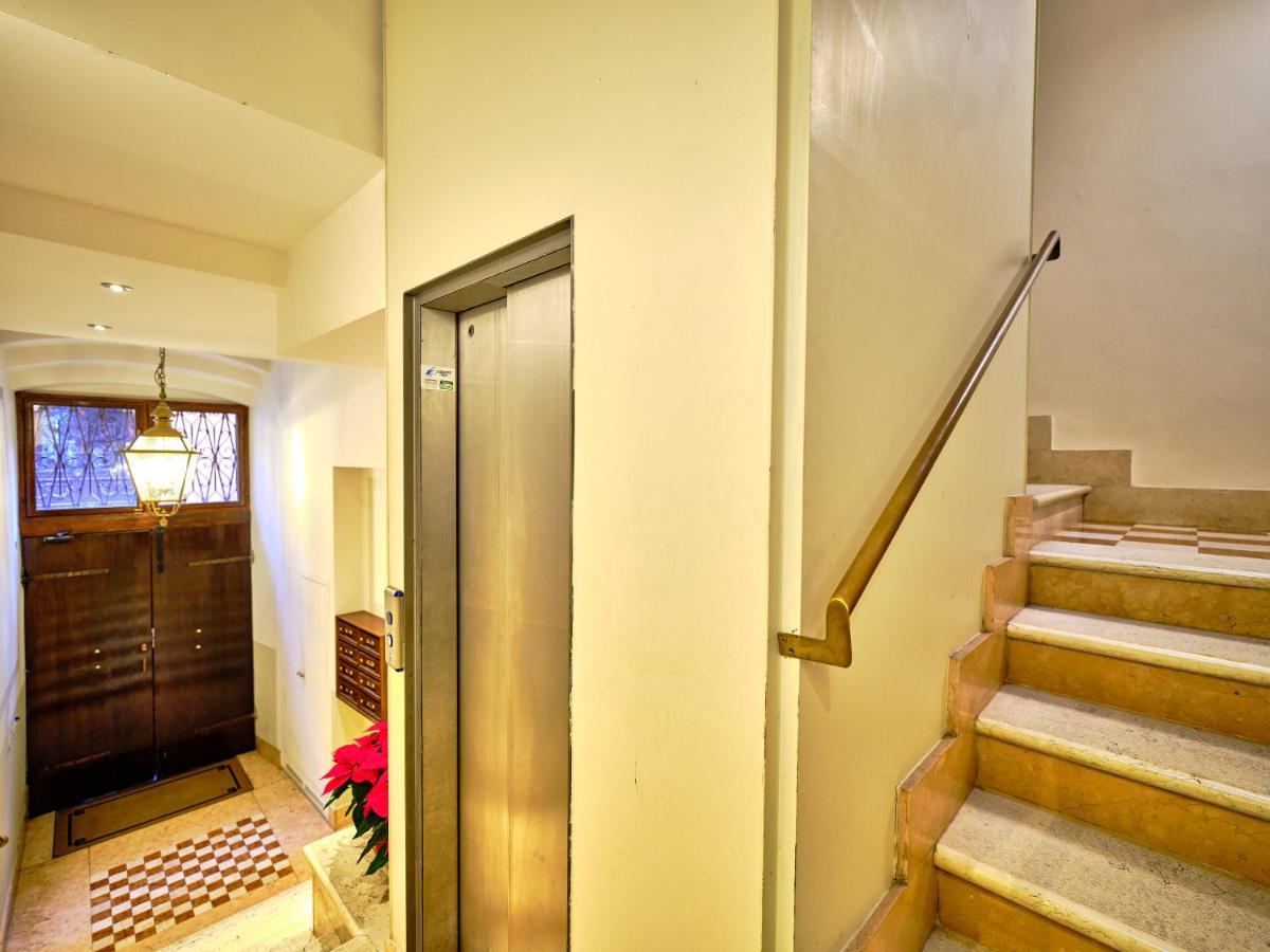 Apartmentsarena - Residenza Degli Scaligeri - Piazza Erbe Verona Luaran gambar