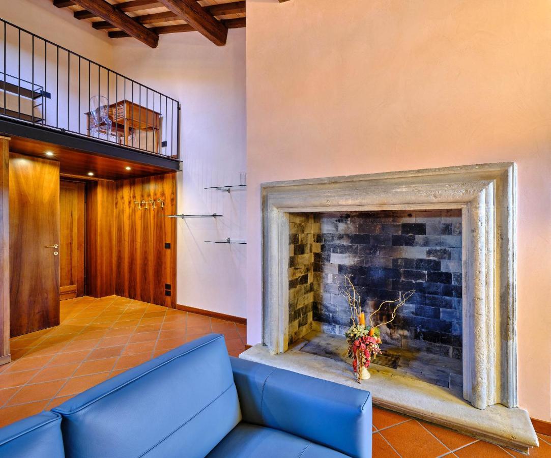 Apartmentsarena - Residenza Degli Scaligeri - Piazza Erbe Verona Luaran gambar